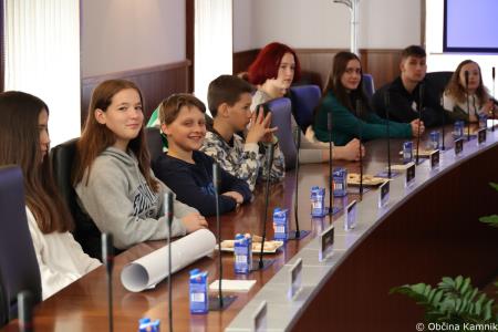 Letošnji otroški parlament na občinski ravni v središče postavlja duševno zdravje mladih (14)